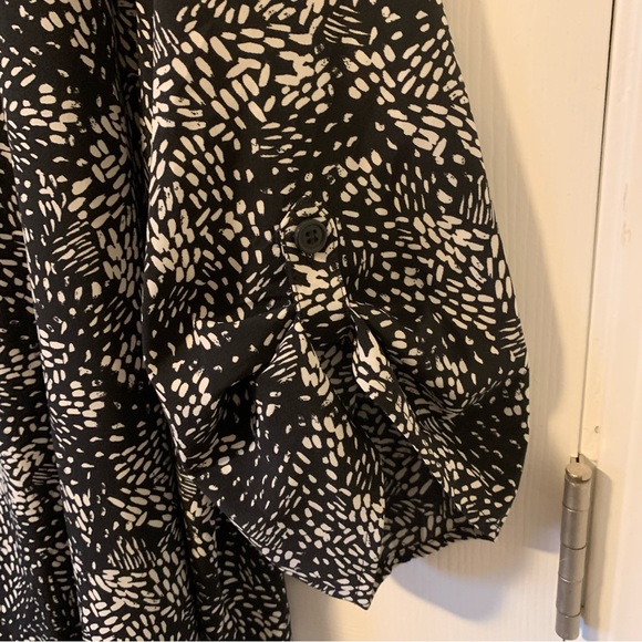 Catherines (Size 3X - 26/28W) Top with Pleating Detail and Buttons - Picture 6 of 7